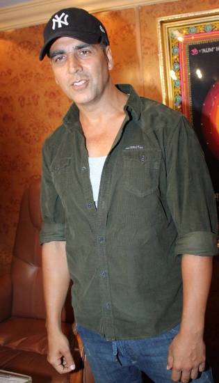 9 Pictures of Akshay Kumar With and without Makeup