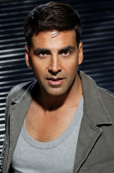 9 Pictures of Akshay Kumar With and without Makeup