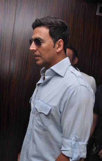 9 Pictures of Akshay Kumar With and without Makeup