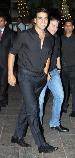 9 Pictures of Akshay Kumar With and without Makeup