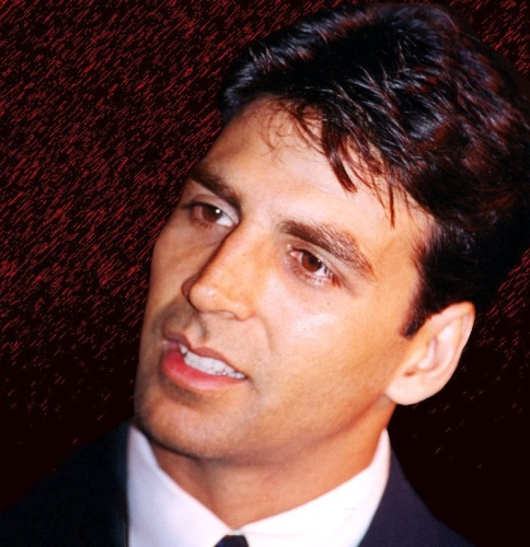 9 Pictures of Akshay Kumar With and without Makeup