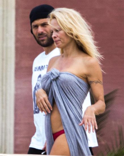 8 Rare Pictures of Pamela Anderson Without Makeup