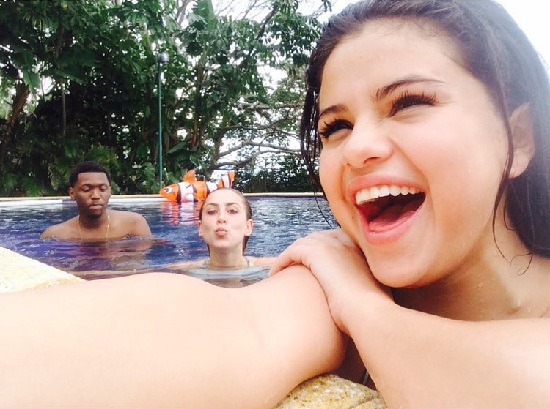 20+ Unseen Pictures of Selena Gomez Without Makeup