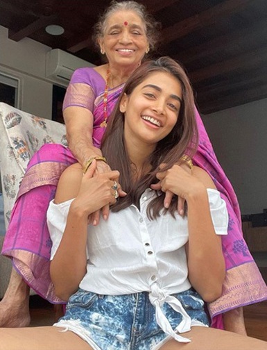 22 Natural Pooja Hedge Without Makeup Pictures