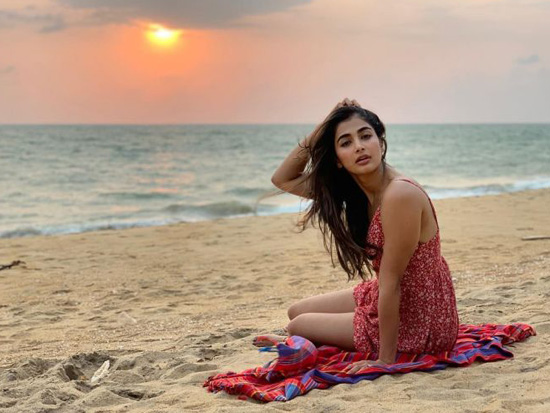 22 Natural Pooja Hedge Without Makeup Pictures