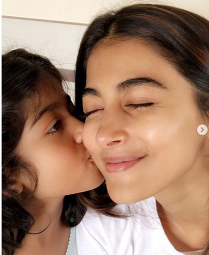 22 Natural Pooja Hedge Without Makeup Pictures