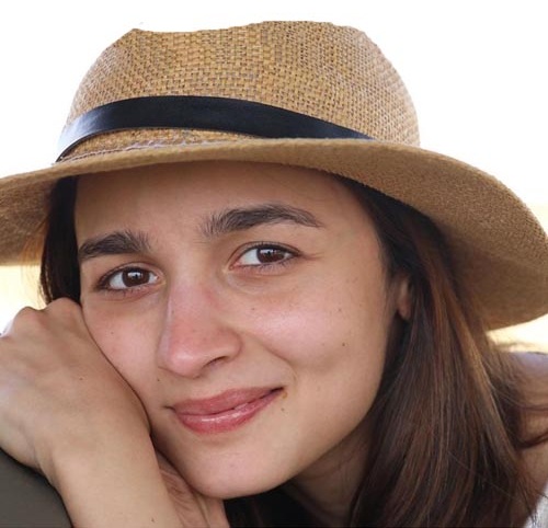15 Latest Alia Bhatt without Makeup Pictures In 2023