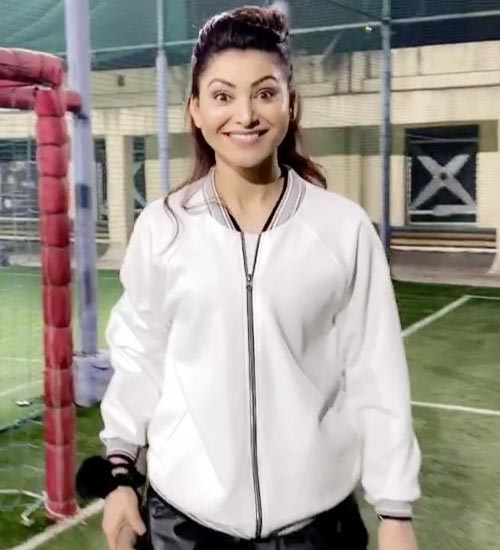 10 Pictures Of Urvashi Rautela Without Makeup | I Fashion Styles