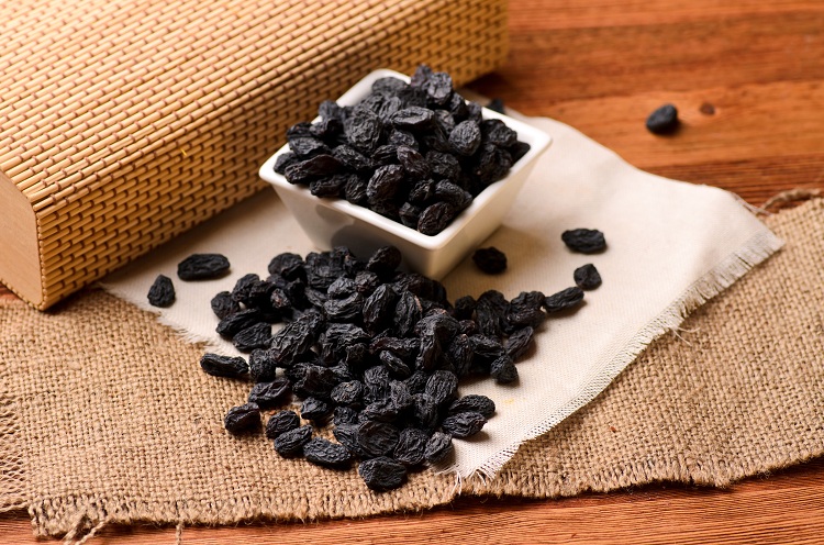 Benefits of Eating Black Raisins (Kali Kismis) and Its Side Effects