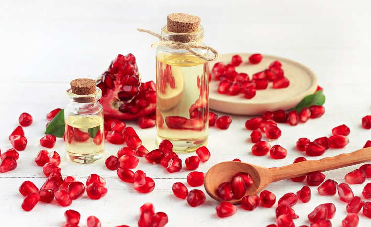 11 Best Pomegranate Seed Oil Benefits For Skin, Hair &amp; Health !