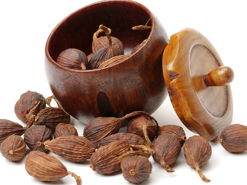 20 Best Black Cardamom Benefits, Nutrition &amp; Side Effects