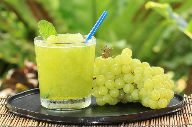 11 Proven Grapes Benefits and Side Effects (Evidence-Based)