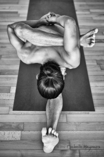 Paschimottanasana Yoga (Seated Forward Bend) - How To Do &amp; Benefits