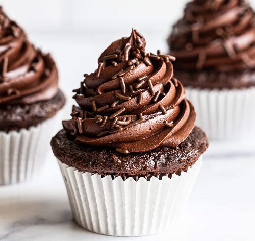 20 Modern Chocolate Cake Designs With Photos 2024