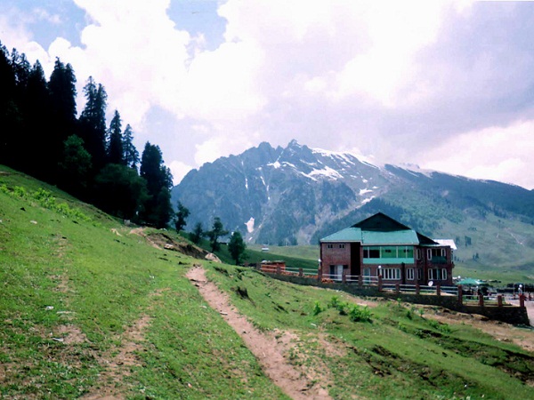9 Best Jammu Kashmir Tourist Places (Where to Visit, What to Do and More)