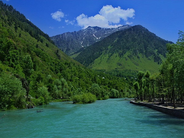 9 Best Jammu Kashmir Tourist Places (Where to Visit, What to Do and More)