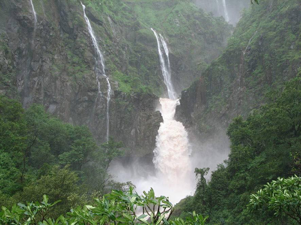 10 Majestic Waterfalls Near Mumbai With Highlights | I Fashion Styles