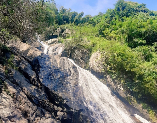 9 Best Waterfalls That You Must See When You Visit Tamil Nadu