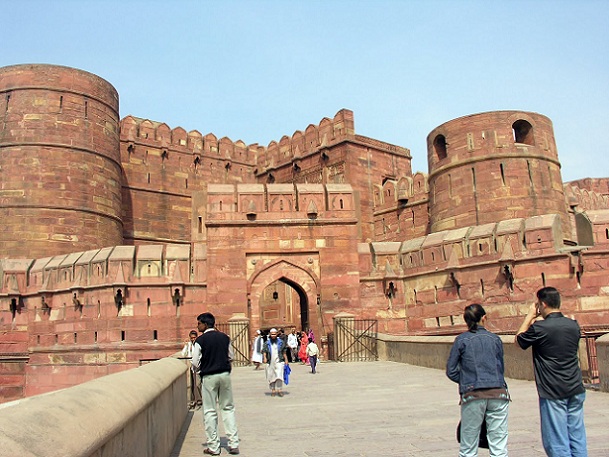 15 Best Tourist Places To Visit In Agra - Updated 2023
