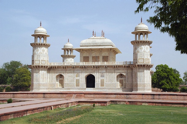 15 Best Tourist Places To Visit In Agra - Updated 2023