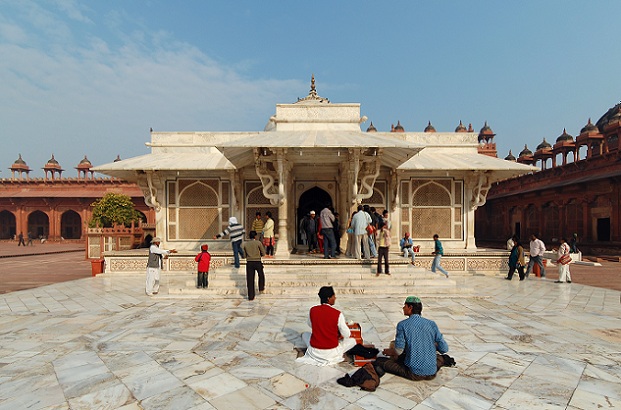 15 Best Tourist Places To Visit In Agra - Updated 2023