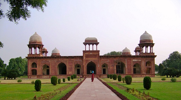 15 Best Tourist Places To Visit In Agra - Updated 2023