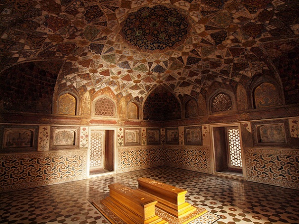 15 Best Tourist Places To Visit In Agra - Updated 2023