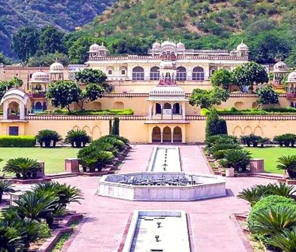 15 Famous Tourist Places in Jaipur (What to See, Where to Stay &amp; Tips to Travel)