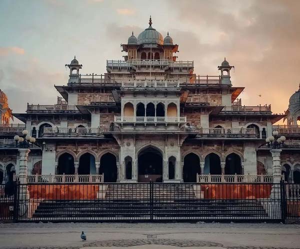 15 Famous Tourist Places in Jaipur (What to See, Where to Stay &amp; Tips to Travel)
