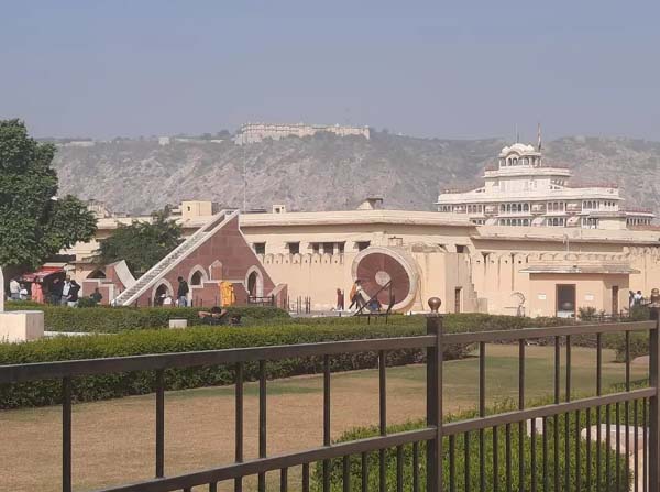 15 Famous Tourist Places in Jaipur (What to See, Where to Stay &amp; Tips to Travel)