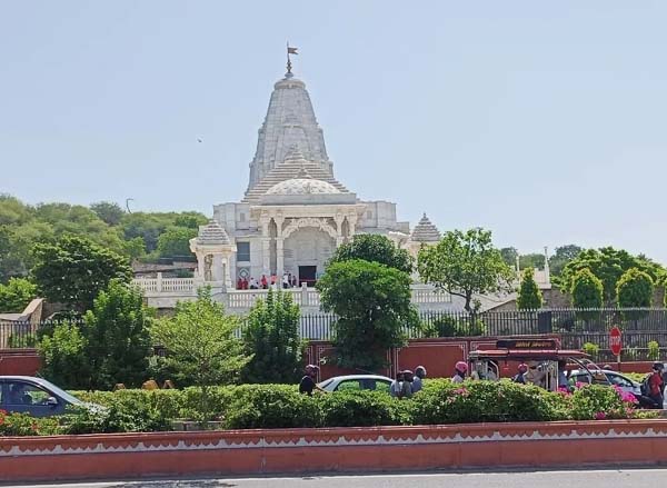 15 Famous Tourist Places in Jaipur (What to See, Where to Stay &amp; Tips to Travel)