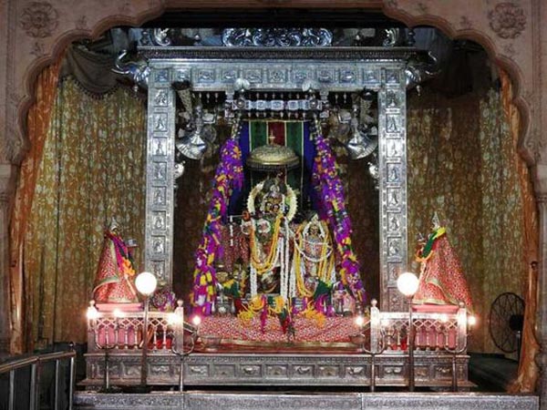 15 Famous Tourist Places in Jaipur (What to See, Where to Stay &amp; Tips to Travel)