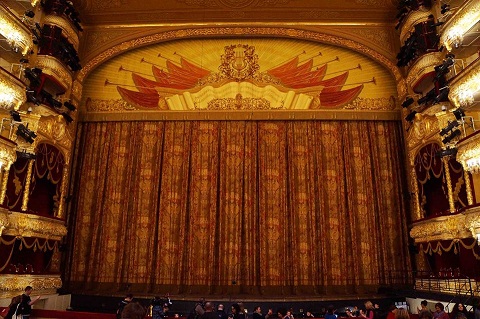 9 Beautiful and Stylish Designs Of Theatre Curtains For House
