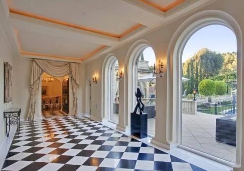 25 Modern Tile Designs for Hall Walls and Floors 2025