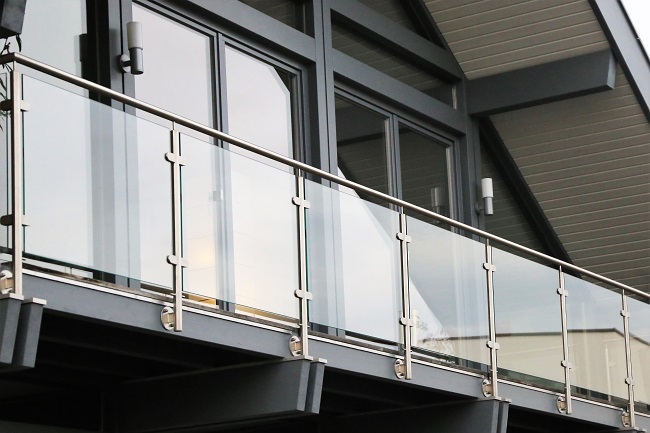 15 Modern Glass Railing Designs For Balcony 2024