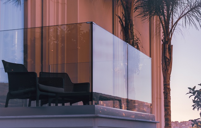 15 Modern Glass Railing Designs For Balcony 2024