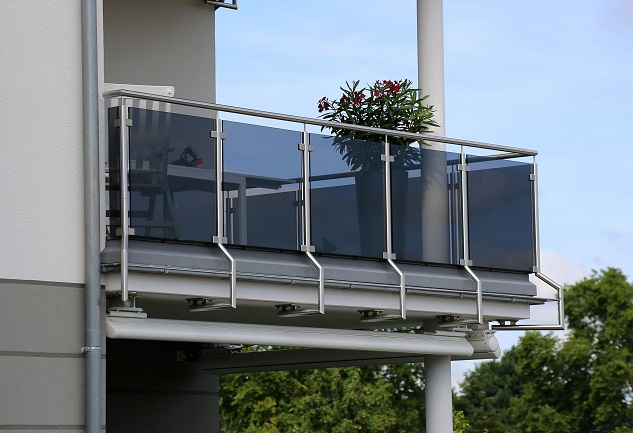 15 Modern Glass Railing Designs For Balcony 2024