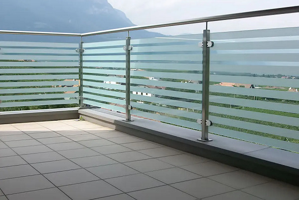 15 Modern Glass Railing Designs For Balcony 2024
