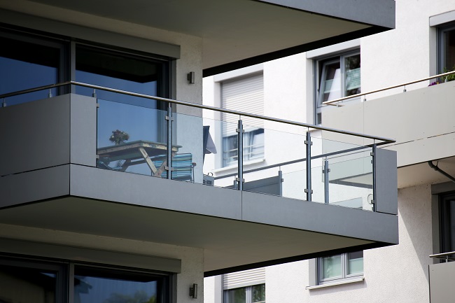 15 Modern Glass Railing Designs For Balcony 2024