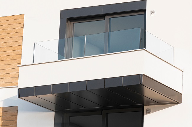 15 Modern Glass Railing Designs For Balcony 2024