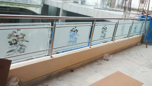 15 Modern Glass Railing Designs For Balcony 2024