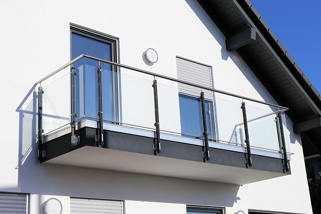 15 Modern Glass Railing Designs For Balcony 2024