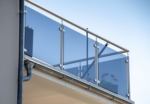 15 Modern Glass Railing Designs For Balcony 2024