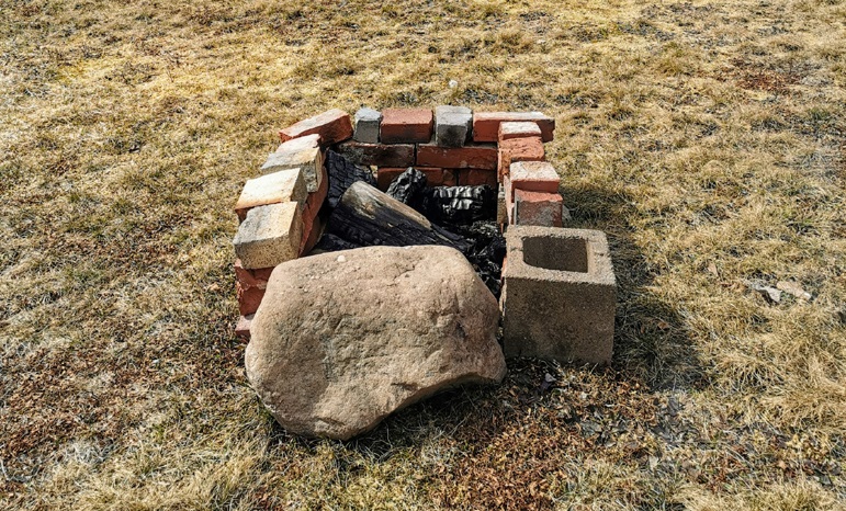 13 Modern Outdoor Fireplace Designs for Cozy Gatherings