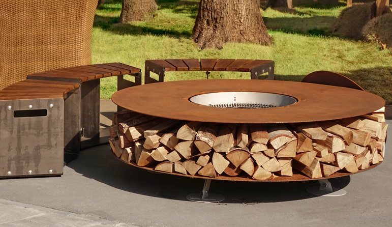 13 Modern Outdoor Fireplace Designs for Cozy Gatherings