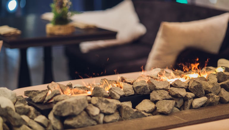 13 Modern Outdoor Fireplace Designs for Cozy Gatherings