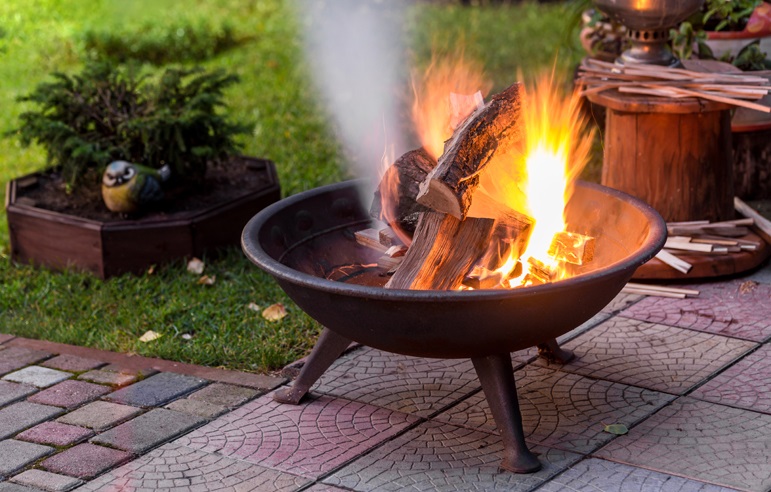 13 Modern Outdoor Fireplace Designs for Cozy Gatherings