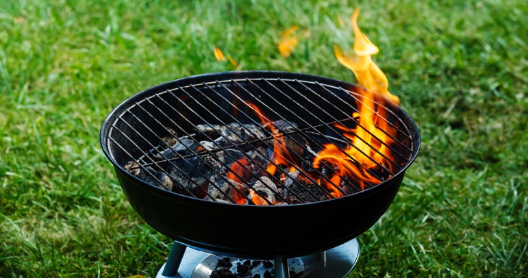 13 Modern Outdoor Fireplace Designs for Cozy Gatherings