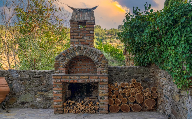 13 Modern Outdoor Fireplace Designs for Cozy Gatherings