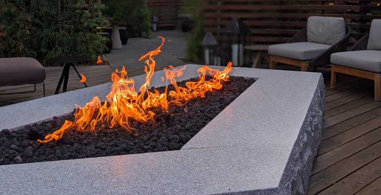 13 Modern Outdoor Fireplace Designs for Cozy Gatherings